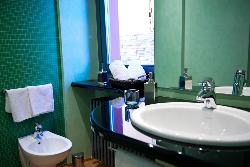 Casa Rossa - Bymyhomeincomo チェルノッビオ 部屋 写真